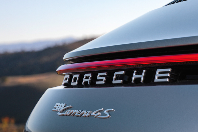 車体後方の車名バッヂ