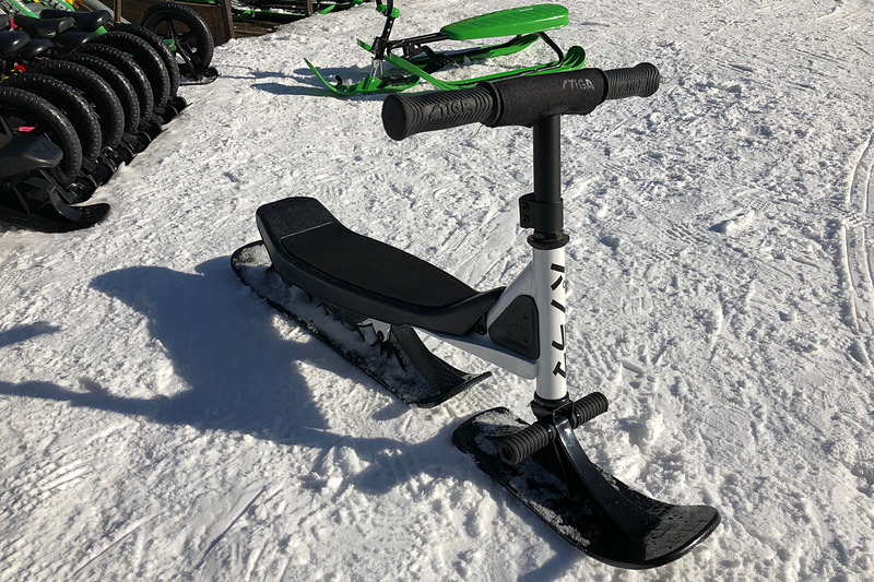 キックボードの雪バージョンといった見た目のソリ