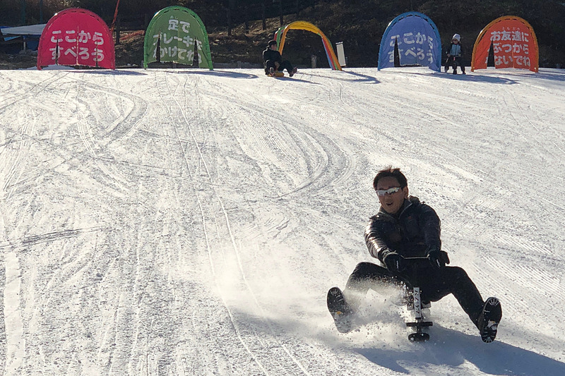 キックボードの雪バージョンといった見た目のソリ。予想した乗り味とはまったく違う結果となりましたが、ヒャッホ～と嬉しそうに滑ってくる夫でした（笑）