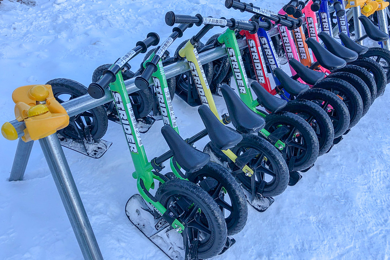 私が子供のころには間違いなくなかった、ストライダー型のソリ。これ、乗ってみたかったなあ～