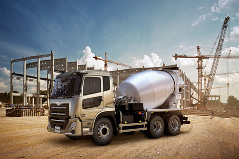 UDトラックス、大型トラック「クオン」に300kg軽量化した8リッター直噴