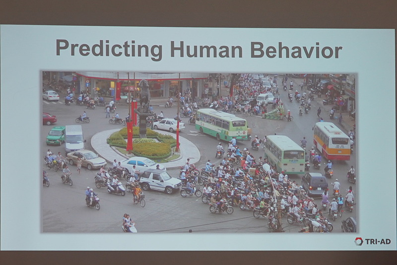 こうした複雑な状況でも人間の動きなどを推測していく必要がある