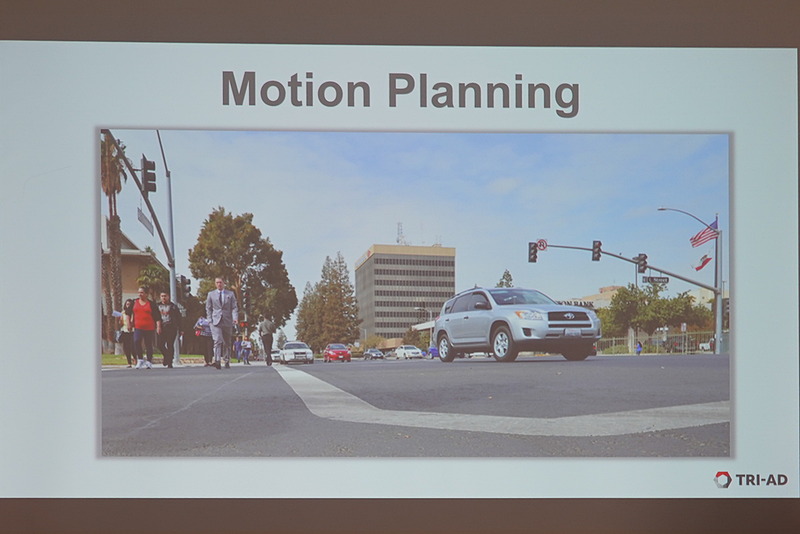 推測した上で自動車をどう動かすか決めていく