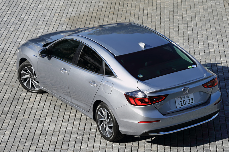 価格はエントリーグレードの「LX」が326万1600円、中間グレードの「EX」が349万9200円、最上級グレードの「EX・BLACK STYLE」が362万8800円と、2代目から価格帯も大きく変わっているが、単眼カメラとミリ波レーダーを組み合わせて利用する安全運転支援システム「Honda SENSING（ホンダ センシング）」をはじめ、Hondaインターナビ＋リンクアップフリー、ETC2.0車載器、左右独立調整式フルオートエアコン、前席シートヒーターなどが全車で標準装備となる