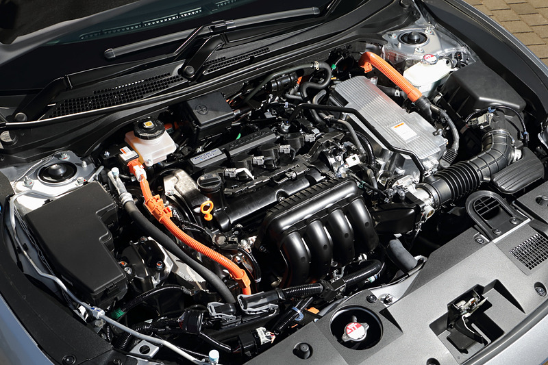 パワートレーンは直列4気筒DOHC 1.5リッター「LEB」型エンジンに発電用と走行用の2つを用意する2モーター式の「SPORT HYBRID i-MMD」の組み合わせ。エンジンは最高出力80kW（109PS）/6000rpm、最大トルク134Nm（13.7kgfm）/5000rpm、モーターは最高出力96kW（131PS）/4000-8000rpm、最大トルク267Nm（27.2kgfm）/0-3000rpmを発生。「EX」の燃費は25.6km/L（WLTCモード）