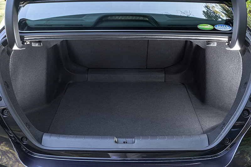 IPUの後席床下配置によってトランクスペース容量が広がり、トランクの前後長は1000mm、最大床面幅は1380mmで、容量は519L。トランクスルー機能も備わる