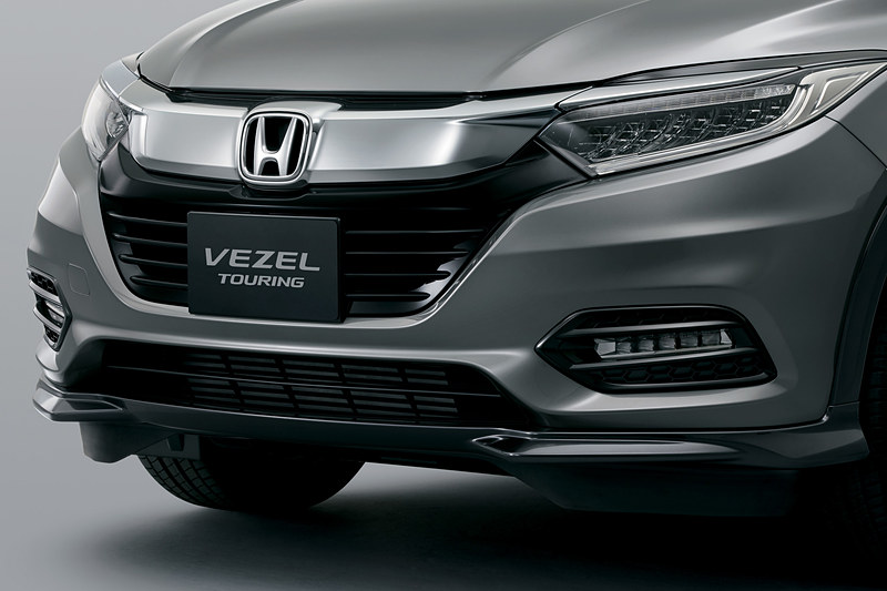 ヘッドライトガーニッシュ（ブラック塗装）、フロントグリル（クロームメッキ）、RS仕様ボディロアーガーニッシュ（グレーメタリック）、エキパイフィニッシャー（左右2本出し）、エンブレム、ルーフレールなど専用装備を採用