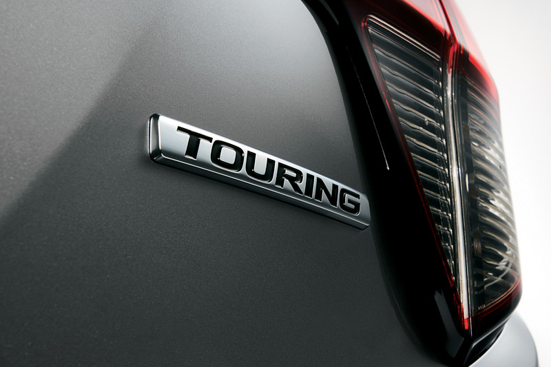 ヘッドライトガーニッシュ（ブラック塗装）、フロントグリル（クロームメッキ）、RS仕様ボディロアーガーニッシュ（グレーメタリック）、エキパイフィニッシャー（左右2本出し）、エンブレム、ルーフレールなど専用装備を採用