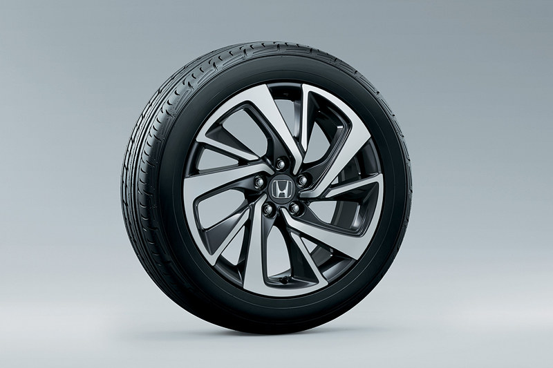 足下には18インチアルミホイール（グレー塗装）を装着