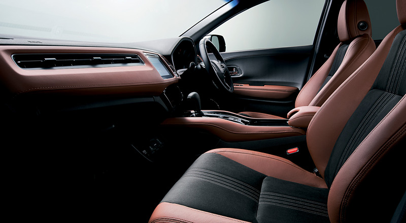 ダークグレーのウルトラスエードと、ブラウンの専用コンビシートを採用