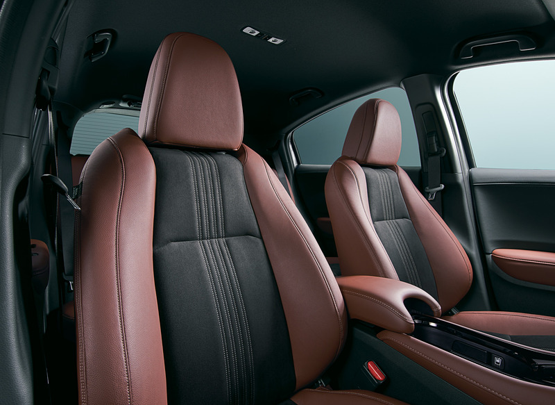 ダークグレーのウルトラスエードと、ブラウンの専用コンビシートを採用