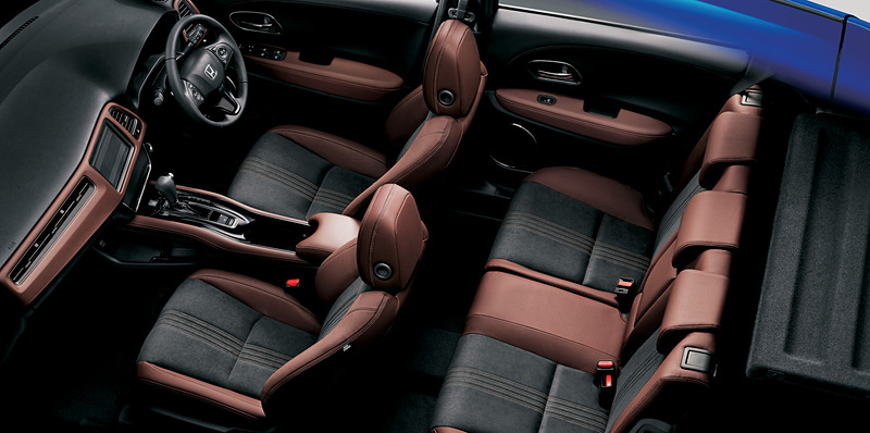 ダークグレーのウルトラスエードと、ブラウンの専用コンビシートを採用