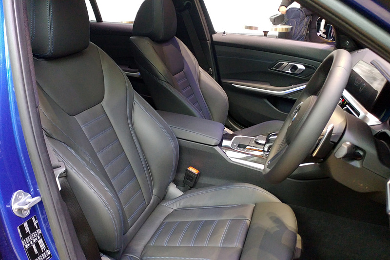 トランスミッションは全グレード8速AT。シフトの右側に走行モードを選択できるスイッチが用意される。シートマテリアルはヴァーネスカ・レザー ブラック（ブルーステッチ付）で、後席のひじ掛けには2名分のカップホルダーを備える