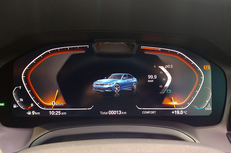 新型3シリーズでは12.3インチのフルデジタルメーターパネルと10.25インチのコントロールディスプレイを採用。12.3インチのフル液晶メーターパネルの右側のタコメーターは反時計まわりとなっており、中央部分により大きくさまざまな情報が表示される形となっている