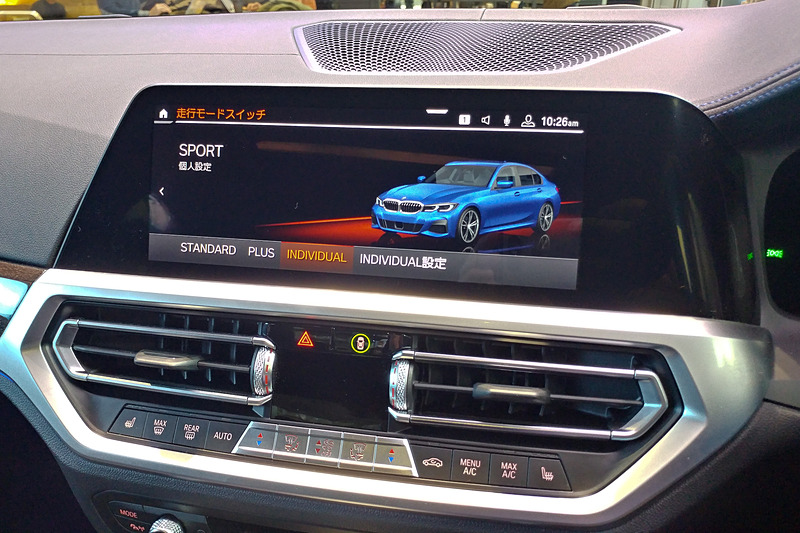 新型3シリーズでは12.3インチのフルデジタルメーターパネルと10.25インチのコントロールディスプレイを採用。12.3インチのフル液晶メーターパネルの右側のタコメーターは反時計まわりとなっており、中央部分により大きくさまざまな情報が表示される形となっている