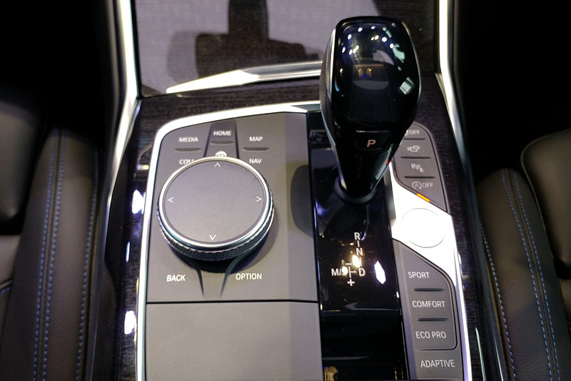 トランスミッションは全グレード8速AT。シフトの右側に走行モードを選択できるスイッチが用意される。シートマテリアルはヴァーネスカ・レザー ブラック（ブルーステッチ付）で、後席のひじ掛けには2名分のカップホルダーを備える