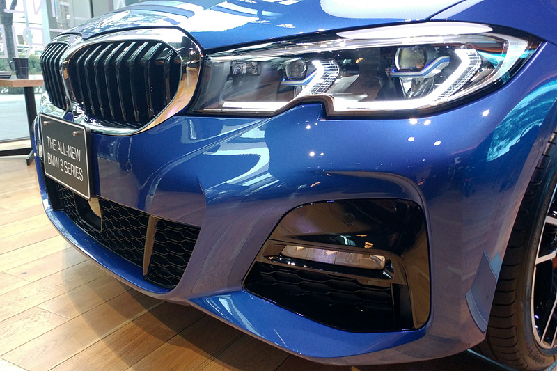 左右一体となったキドニーグリルはグリルシャッターを装着。2018年11月に行なわれた「BMW・デザインサロン」でBMW AG BMWデザイン部門 エクステリア・クリエイティブ・ディレクターの永島譲二氏が触れたE46型3シリーズをイメージしたというヘッドライトはレーザーライト仕様。ウインカーは前後ともに最近流行の流れる仕様ではなく、通常点灯タイプ