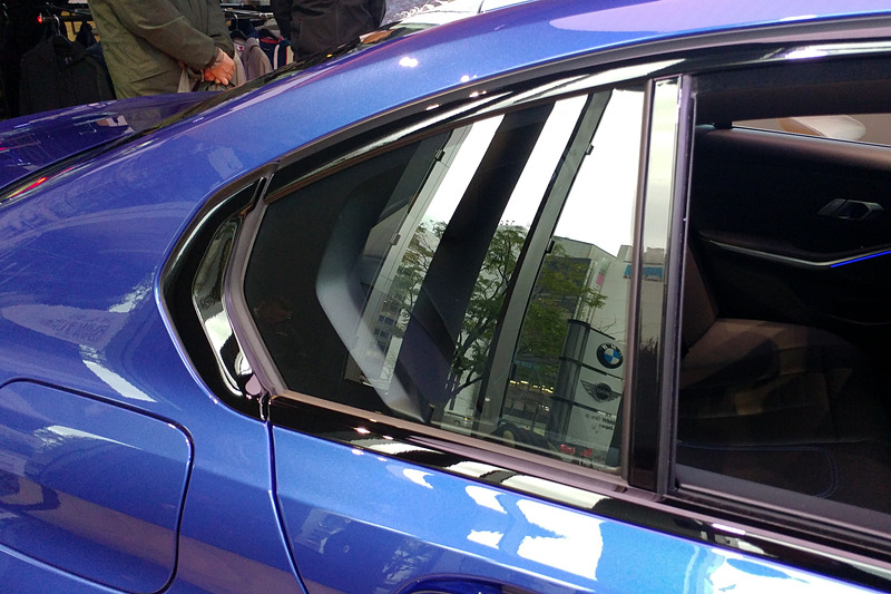 展示車の足下は19インチホイールにグッドイヤー「イーグルF1」のランフラットタイヤ（フロント：225/40 R19、リア：225/35 R19）を装着。最小回転半径は5.3m。サイドウィンドウ後端部の“ホフマイスター・キンク”と呼ばれるピラー形状は、Cピラーに一体化されたデザインに。L字型が特徴なリアのテールランプは立体的な造形となっているのが分かる