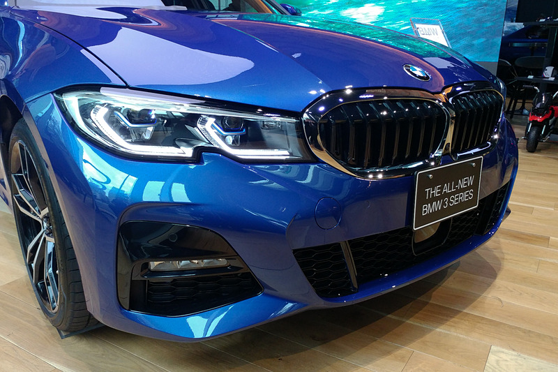 左右一体となったキドニーグリルはグリルシャッターを装着。2018年11月に行なわれた「BMW・デザインサロン」でBMW AG BMWデザイン部門 エクステリア・クリエイティブ・ディレクターの永島譲二氏が触れたE46型3シリーズをイメージしたというヘッドライトはレーザーライト仕様。ウインカーは前後ともに最近流行の流れる仕様ではなく、通常点灯タイプ