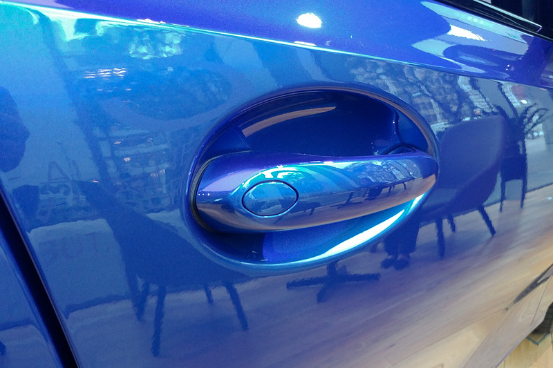 展示車の足下は19インチホイールにグッドイヤー「イーグルF1」のランフラットタイヤ（フロント：225/40 R19、リア：225/35 R19）を装着。最小回転半径は5.3m。サイドウィンドウ後端部の“ホフマイスター・キンク”と呼ばれるピラー形状は、Cピラーに一体化されたデザインに。L字型が特徴なリアのテールランプは立体的な造形となっているのが分かる