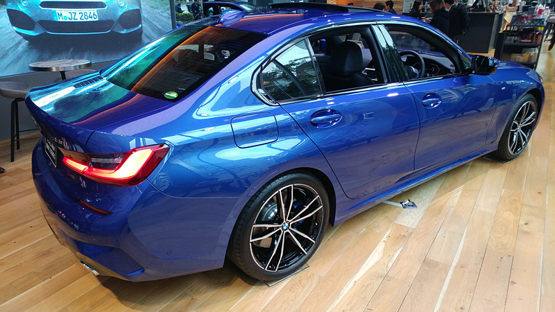 330i M Sport（ポルティマオ・ブルー）のボディサイズは4715×1825×1430mm（全長×全幅×全高）、ホイールベースは2850mm。車両重量は1650kg