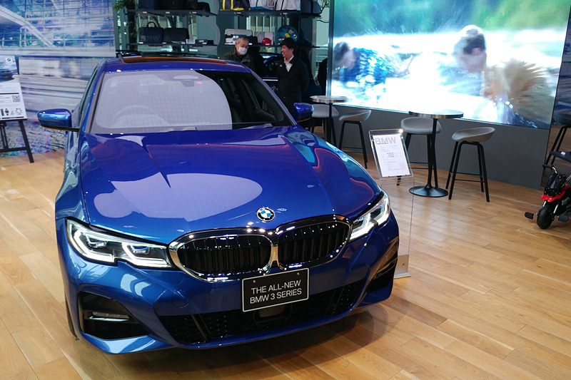 「BMW GROUP TERRACE」で先行展示されている新型「3シリーズ」（写真は330i M Sport）。オプションとして「サウンド・パッケージ」「イノベーション・パッケージ」「コンフォート・パッケージ」「ファスト・トラック・パッケージ」「メタリック・ペイント（ポルティマオブルー）」「電動ガラス・サンルーフ」が装着されている