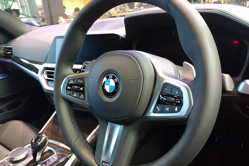 質感が大きく向上したインテリア（カラーはブラック）。ステアリングの左側にACCなどの設定スイッチが、右側にオーディオの音量などをコントロールするスイッチが備わる