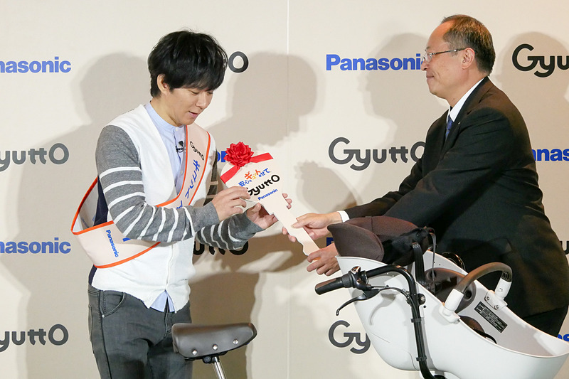 サプライズで渡部さんにギュット・クルームがプレゼントされる一幕も