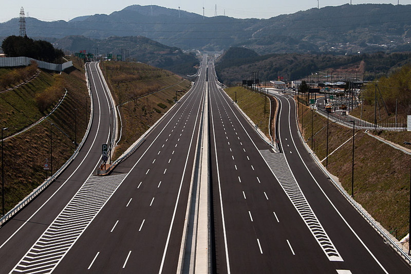 新東名高速道路などで規制速度の引き上げを検討