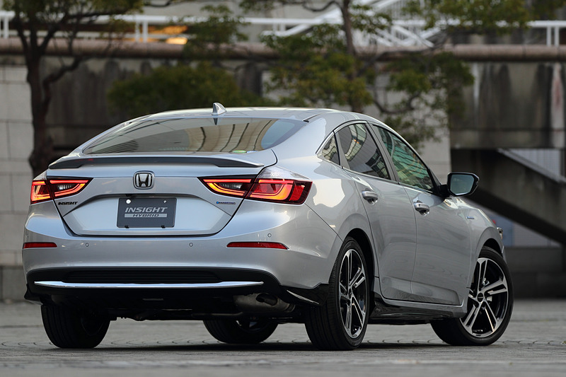 “ブラックスポーティスタイル”に仕上げた新型インサイト（EXグレード）。ボディカラーはルナシルバー・メタリック