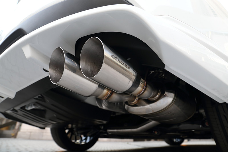 リアまわりで目立つ存在の「スポーツエキゾーストシステム」（18万5760円）では、エンジンスタート/ストップ時の自然なフィーリングと、高回転域でのスポーティなエキゾーストノートを両立することを目指したという。フィニッシャーはデュアルタイプを採用し、無限リアアンダースポイラーとの同時装着を推奨している