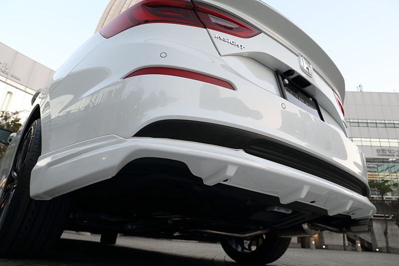 リアまわりで目立つ存在の「スポーツエキゾーストシステム」（18万5760円）では、エンジンスタート/ストップ時の自然なフィーリングと、高回転域でのスポーティなエキゾーストノートを両立することを目指したという。フィニッシャーはデュアルタイプを採用し、無限リアアンダースポイラーとの同時装着を推奨している