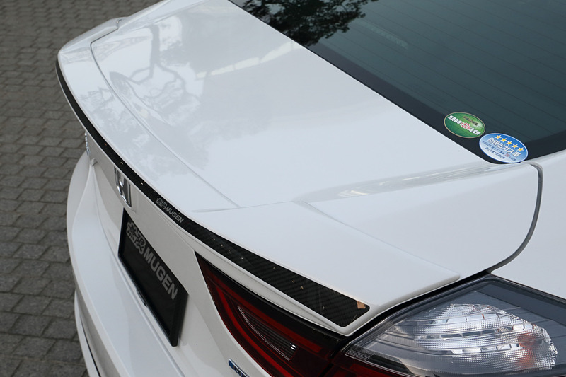 リアまわりで目立つ存在の「スポーツエキゾーストシステム」（18万5760円）では、エンジンスタート/ストップ時の自然なフィーリングと、高回転域でのスポーティなエキゾーストノートを両立することを目指したという。フィニッシャーはデュアルタイプを採用し、無限リアアンダースポイラーとの同時装着を推奨している