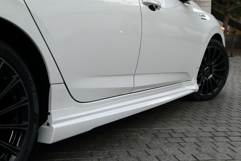 「フロントアンダースポイラー」は7万3440円（カラード仕上げ）、「サイドガーニッシュ」は9万720円（カラード仕上げ）、「リアアンダースポイラー」は7万3440円（カラード仕上げ）。3点をセットにした「スタイリングセット」は23万7600円（カラード仕上げ）。「フロントグリルガーニッシュ」は5万9400円（カラード仕上げ）、翼端部にウェットカーボンを採用する「エアスポイラー」は8万4240円（未塗装）。18インチアルミホイール「MDA」は4万6440円/本