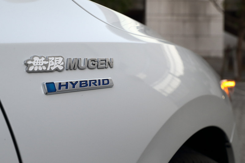 「フロントアンダースポイラー」は7万3440円（カラード仕上げ）、「サイドガーニッシュ」は9万720円（カラード仕上げ）、「リアアンダースポイラー」は7万3440円（カラード仕上げ）。3点をセットにした「スタイリングセット」は23万7600円（カラード仕上げ）。「フロントグリルガーニッシュ」は5万9400円（カラード仕上げ）、翼端部にウェットカーボンを採用する「エアスポイラー」は8万4240円（未塗装）。18インチアルミホイール「MDA」は4万6440円/本