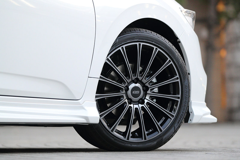 「フロントアンダースポイラー」は7万3440円（カラード仕上げ）、「サイドガーニッシュ」は9万720円（カラード仕上げ）、「リアアンダースポイラー」は7万3440円（カラード仕上げ）。3点をセットにした「スタイリングセット」は23万7600円（カラード仕上げ）。「フロントグリルガーニッシュ」は5万9400円（カラード仕上げ）、翼端部にウェットカーボンを採用する「エアスポイラー」は8万4240円（未塗装）。18インチアルミホイール「MDA」は4万6440円/本