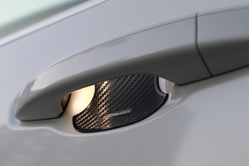 「フロントアンダースポイラー」は7万3440円（カラード仕上げ）、「サイドガーニッシュ」は9万720円（カラード仕上げ）、「リアアンダースポイラー」は7万3440円（カラード仕上げ）。3点をセットにした「スタイリングセット」は23万7600円（カラード仕上げ）。「フロントグリルガーニッシュ」は5万9400円（カラード仕上げ）、翼端部にウェットカーボンを採用する「エアスポイラー」は8万4240円（未塗装）。18インチアルミホイール「MDA」は4万6440円/本