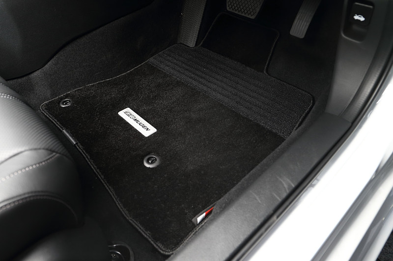 目付け量の多い生地を採用するとともに、メタルプレートの無限エンブレムをフロント左右とリアの2列目マットの3か所にレイアウトする「スポーツマット」（4万1040円）