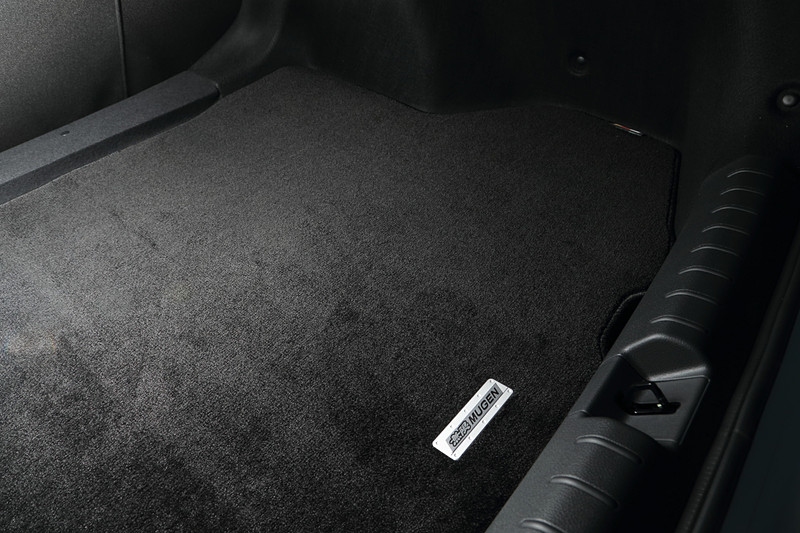 スポーツマットと同様の材質を採用し、トランクフロアの汚れを抑止する「スポーツラゲッジマット」（1万9440円）
