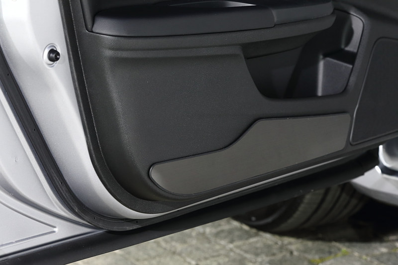 「ドアライニングカバー」（フロントドア・リアドア用左右4枚セット）はステンレスのカバーで、乗降時の傷付きを防ぐアイテム。2万1600円