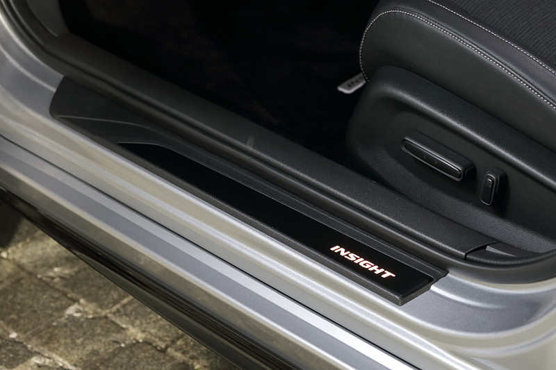 「サイドステップガーニッシュ」（フロント用左右セット）はドアを開けるとキャンドルホワイトに光る「INSIGHTロゴ」が浮かび上がる仕様。3万240円