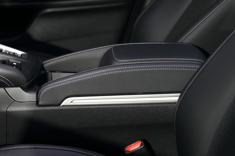 標準装備のフロントセンターアームレストを取り外して装着する「アームレストコンソール」。側面にLEDイルミネーションを備え、キャンドルホワイトの光がアームレストの両サイドを照らし出す。合皮製/ブラック×グレーステッチ仕様、合皮製/ブラック×ダークグレーステッチ仕様を設定し、いずれも2万7000円