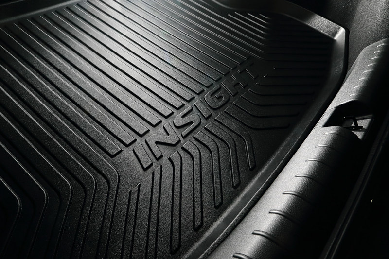 濡れたものや汚れたものを載せるのに便利な「トランクトレイ」（縁高タイプ）は1万9440円。このほかフロアカーペットマットと同じ素材を使った「トランクマット」（1万2960円）、柔らかい素材でトランクルームをキズや汚れから守る「トランクソフトトレイ」（1万800円）も設定