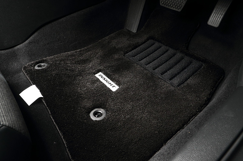 足下に高級感を与えるフロント・リアセットの「フロアカーペットマット」（プレミアムタイプ）。消臭・抗菌仕様で4万7520円