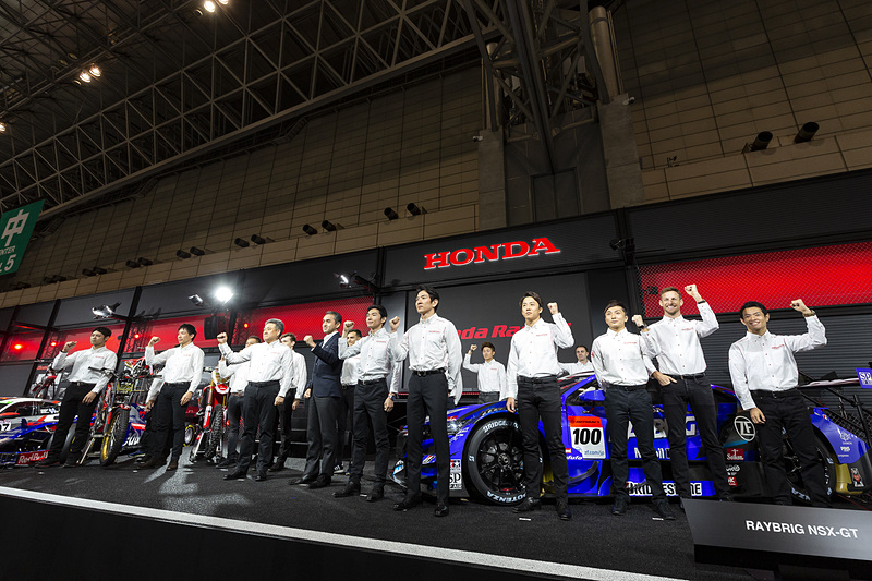 すべてのライダーとドライバーが紹介された後はガッツポーズで締め。改めて思うが、2輪から4輪までホンダはモータースポーツ活動に熱心に取り組むメーカーだ