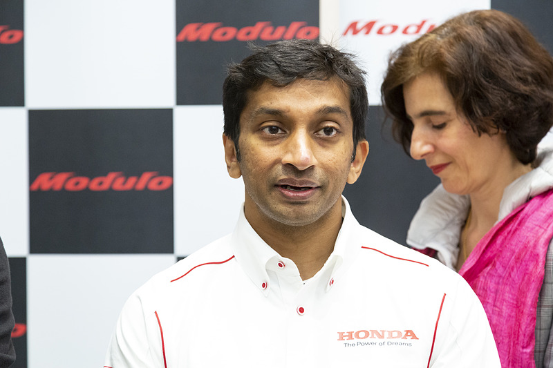 64号車「Modulo Nakajima Racing」のナレイン・カーティケヤン選手。41歳、出身はインド。2018年まではスーパーフォーミュラに参戦