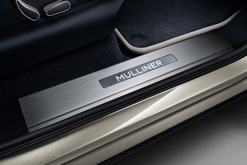 インテリアではメインハイドに明るいホワイトの「リネン」、セカンダリーハイドに「インペリアルブルー」を採用