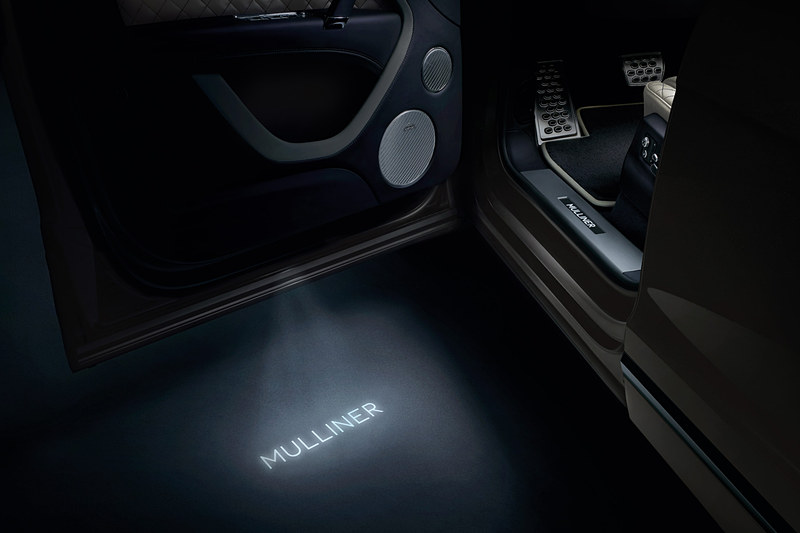 エクステリアでは「ポーセリン」と呼ばれるカラーを採用するとともに、22インチのマリナ―パラゴンホイール、ブライトクロムマトリックスグリル、ユニオンフラッグバッヂを装備。マリナ―（Mulliner）の文字が入るLEDウェルカムランプも備える