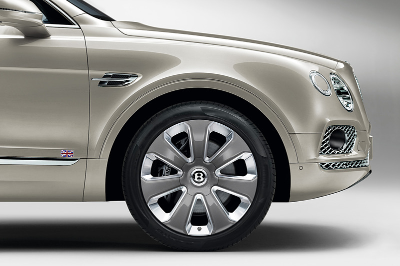 エクステリアでは「ポーセリン」と呼ばれるカラーを採用するとともに、22インチのマリナ―パラゴンホイール、ブライトクロムマトリックスグリル、ユニオンフラッグバッヂを装備。マリナ―（Mulliner）の文字が入るLEDウェルカムランプも備える