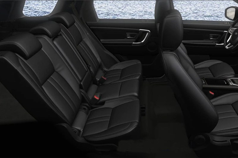 グレインレザーシートを標準装備するほか、「10ウェイ電動フロントシート（ヒーター付）」「2ゾーンクライメートコントロール（2列目エアコンディショナーダクト付）」などの特別装備で快適性を向上させた